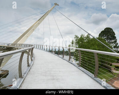 Darul Hana Brücke über den Fluss Sarawak, Kuching, Borneo, Malaysia Stockfoto