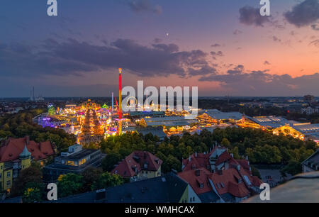 Oktoberfest in München von einem hohen Ansehen bei Sonnenuntergang. Stockfoto