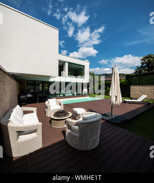 Äußere moderne, weiße Villa mit Pool und Garten, niemand im Inneren Stockfoto