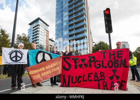 London, Großbritannien. 4. September, 2019. Atomkraftgegner protestieren außerhalb ExCel London am dritten Tag eines einwöchigen Karneval der Widerstand gegen DSEI, der größten Waffen der Welt. Die Proteste der dritten Tag wurden von der Kampagne für Nukleare Abrüstung (CND) und Trident Ploughshares organisiert. Credit: Mark Kerrison/Alamy leben Nachrichten Stockfoto