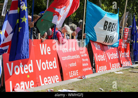 London, Großbritannien. 04 Sep, 2019. Die Demonstranten halten Fahnen und Banner während der Demonstration. Pro und Anti-Brexit Demonstranten im Parlament Platz versammelt, Stunden, nachdem die Königin des Ministerpräsidenten Einlassung Antrag genehmigt. Credit: SOPA Images Limited/Alamy leben Nachrichten Stockfoto