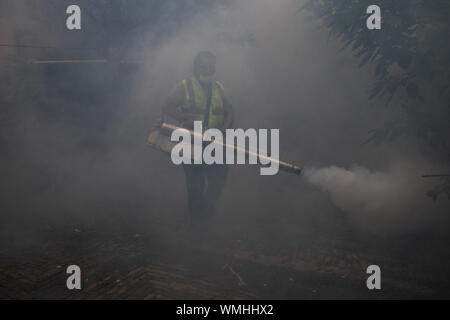 Kathmandu, Nepal. 12 Sep, 2019. Ein Mitglied des Koreanischen Desinfektion fumigates Crupee Team den Bereich Moskitos und Dengue-fieber in städtischen Gebieten von Kathmandu zu töten. Nach Angaben der Frauenheilkunde und Entscheidung (EDCD), Zahlen von Menschen mit Dengue erreicht 2559 alle über Nepal und mindestens 60 Patienten mit Dengue Virus haben in Kathmandu Tal bestätigt worden. Credit: SOPA Images Limited/Alamy leben Nachrichten Stockfoto