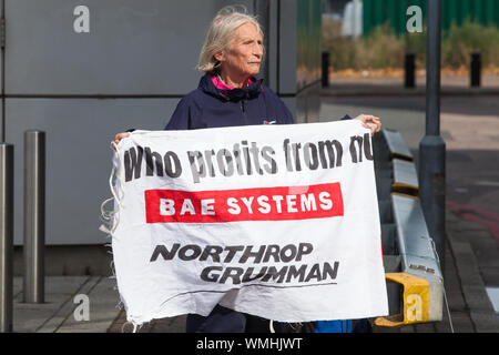 London, Großbritannien. 4. September, 2019. Ein Anti-AKW-Aktivist hält eine Fahne während Proteste vor ExCel London am dritten Tag eines einwöchigen Karneval der Widerstand gegen DSEI, der größten Waffen der Welt. Die Proteste der dritten Tag wurden von der Kampagne für Nukleare Abrüstung (CND) und Trident Ploughshares organisiert. Credit: Mark Kerrison/Alamy leben Nachrichten Stockfoto