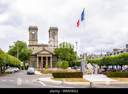 Allgemeine Ansicht der Place Saint-Michel in Saint-Brieuc, Frankreich, mit dem Denkmal des Widerstandes und der Deportation und der Kirche von Saint-Michel. Stockfoto