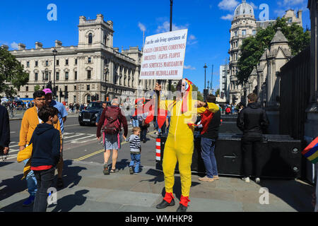 Westminster London, UK. 5. September 2019. Eine Demonstrantin in ein Huhn Kostüm vor den Toren des Parlaments mocking Arbeiterführer Jeremy Corbyn, Huhn an Pmq die von Premierminister Boris Johnson für agrreing nicht zu einer allgemeinen Wahl Gutschrift genannt wurde gekleidet: Amer ghazzal/Alamy leben Nachrichten Stockfoto