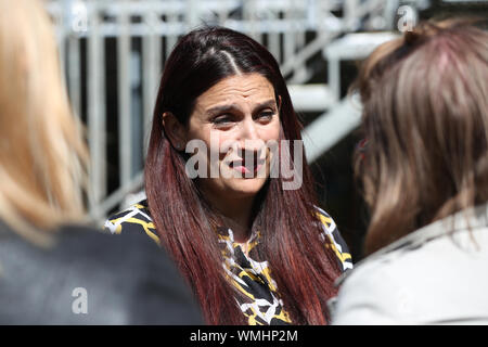 Luciana Berger im Gespräch mit Medien auf Collge Grün, Westminster, nach dem ehemaligen Labour MP verkündete, hat die Fraktion der Liberalen und Demokratischen Partei beigetreten, sagen sie "die stärkste Partei zu Brexit' stoppen. Stockfoto