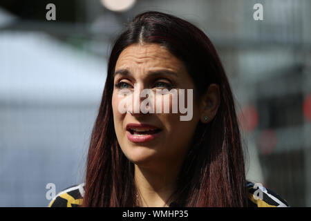 Luciana Berger im Gespräch mit Medien auf Collge Grün, Westminster, nach dem ehemaligen Labour MP verkündete, hat die Fraktion der Liberalen und Demokratischen Partei beigetreten, sagen sie "die stärkste Partei zu Brexit' stoppen. Stockfoto