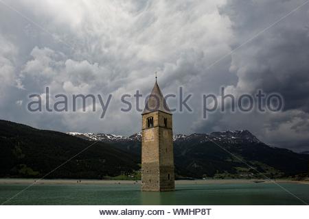 Ein Schuss von See Reschen in Südtirol bekannt für die Kirche Glockenturm, die jetzt alle, die Stadt, die einst gab es gesehen werden kann. Stockfoto