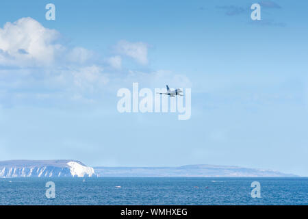 RAF Typhoon Jet fliegen an der Bournemouth Air Festival 2019, mit der Isle of Wight und die Nadeln im Hintergrund Stockfoto