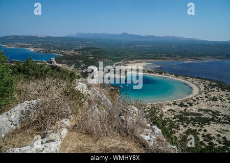 Panoramablick auf das Luftbild von voidokilia Strand, einem der besten Strände im mediterranen Europa, schöne Lagune von Voidokilia aus der Sicht Stockfoto
