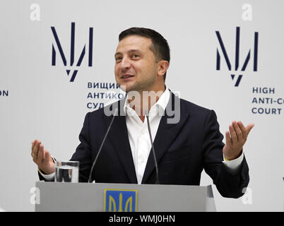 September 5, 2019, Kiew, Ukraine: Präsident der Ukraine VOLODYMYR ZELENSKY spricht während einer Pressekonferenz zu Beginn der Arbeiten der Ukraine hohe Anti-korruptions-Gerichtshofes (Hacc) in Kiew, Ukraine gewidmet, der am 5. September 2019. Richter Olena Tanasevych wurde gewählt, Vorsitzende der Ukraine hohe Anti-korruptions-Gerichtshofes (Hacc) Während die Entscheidung in geheimer Abstimmung in einer Sitzung der HACC Richter am 07. Mai 2019 getroffen wurde, wie die lokalen Medien berichten. Ukrainische Parlament am 07. Juni 2018 angenommenen Entwurf eines Gesetzes vorgelegt, durch den Präsidenten, auf den hohen Anti-korruptions-Hof. (Bild: © SERG Glovny/ZUMA Draht) Stockfoto