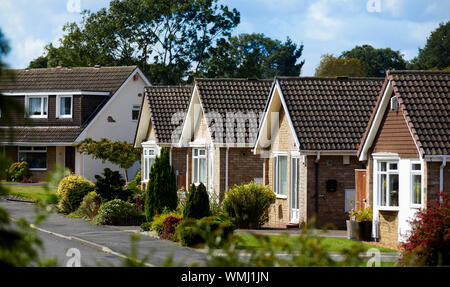 Reihe von Bungalow Häuser in einer Strasse Stockfoto