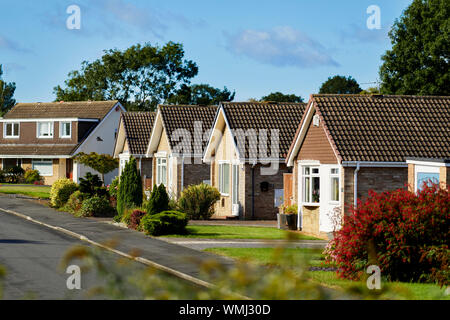 Reihe von Bungalow Häuser in einer Strasse Stockfoto