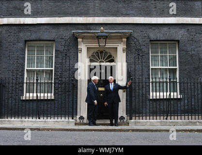 Premierminister Boris Johnson (links) begrüßt uns Vice President Mike Pence außerhalb 10 Downing Street, London. Stockfoto