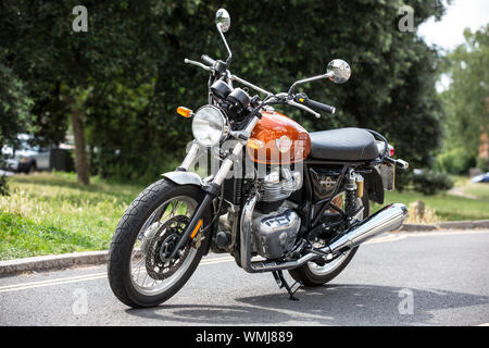 Royal Enfield Inteceptor Motorcycle, 47 bhp/38 lb ft Luft- und ölgekühlter vertikaler Zwilling, Fotograf im Südwesten Londons, England, Großbritannien Stockfoto