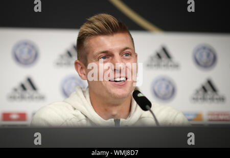 Hamburg, Deutschland. 05 Sep, 2019. Fußball: Nationalmannschaft, Pressekonferenz Deutschland vor dem EM-Qualifikationsspiel Deutschland - Niederlande im Volksparkstadion. Toni Kroos sitzt bei der Abschlusspressekonferenz. Credit: Christian Charisius/dpa/Alamy leben Nachrichten Stockfoto