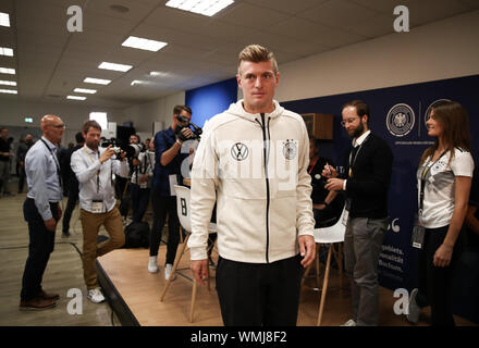 Hamburg, Deutschland. 05 Sep, 2019. Fußball: Nationalmannschaft, Pressekonferenz Deutschland vor dem EM-Qualifikationsspiel Deutschland - Niederlande im Volksparkstadion. Toni Kroos kommt auf der Abschlusspressekonferenz. Credit: Christian Charisius/dpa/Alamy leben Nachrichten Stockfoto