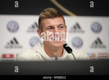 Hamburg, Deutschland. 05 Sep, 2019. Fußball: Nationalmannschaft, Pressekonferenz Deutschland vor dem EM-Qualifikationsspiel Deutschland - Niederlande im Volksparkstadion. Toni Kroos sitzt bei der Abschlusspressekonferenz. Credit: Christian Charisius/dpa/Alamy leben Nachrichten Stockfoto