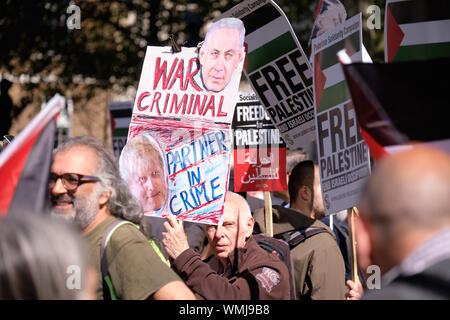 London, Großbritannien. September 2019. Pro-palästinensische Anhänger in London demonstrieren in der Downing Street 10 gegen den Besuch des israelischen Führers. Hunderte von Sammlern mit Schildern und Fahnen, die beide Führungspersönlichkeiten improvisieren, sich unter starker Polizeiüberwachung zu treffen. Pro-Palästina-Anhänger mit einem Kriegsverbrecherzeichen mit Netanjahu. Quelle: Alamy Live News. Stockfoto