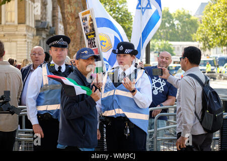 London, Großbritannien. September 2019. Pro-palästinensische Anhänger in London demonstrieren in der Downing Street 10 gegen den Besuch des israelischen Premierministers . Pro-palästinensische Unterstützer werden von Polizeibeamten gebeten, die Sektion der israelischen Unterstützer zu verlassen. Stockfoto