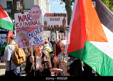 London, Großbritannien. September 2019. Pro-palästinensische Anhänger in London demonstrieren in der Downing Street 10 gegen den Besuch des israelischen Führers. Hunderte von Sammlern mit Schildern und Fahnen, die beide Führungspersönlichkeiten improvisieren, sich unter starker Polizeiüberwachung zu treffen. Pro-Palästina-Anhänger mit einem Kriegsverbrecherzeichen mit Netanjahu. Quelle: Alamy Live News. Stockfoto