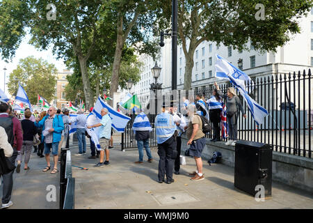 London, Großbritannien. September 2019. Pro-palästinensische Unterstützer in London versammeln sich über die Downing Street 10, um gegen den Besuch des israelischen Premierministers zu protestieren, der auf die andere Seite gesperrt ist, um ihre Unterstützung auf ihrer Seite zu zeigen. Quelle: JF Pelletier/Alamy Live News. Stockfoto