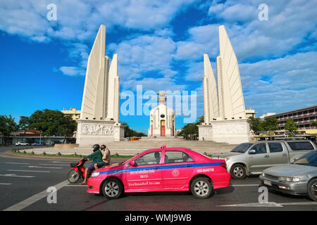 Die Demokratie Denkmal in Ratchadamnoen Avenue, Bangkok, Thailand, zum Gedenken an das Ende der absoluten Monarchie und dem Beginn der Demokratie im Jahr 1932 Stockfoto