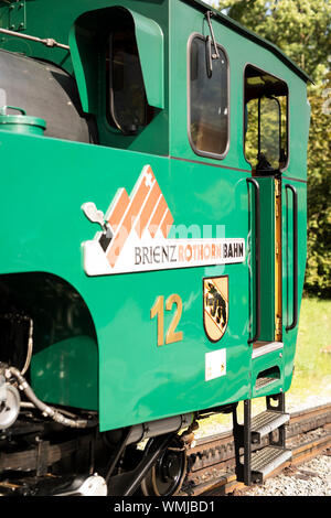 Eine grüne Lokomotive der Brienz Rothorn Bahn, einem historischen Berg Dampfzug in Brienz, Schweiz. Stockfoto