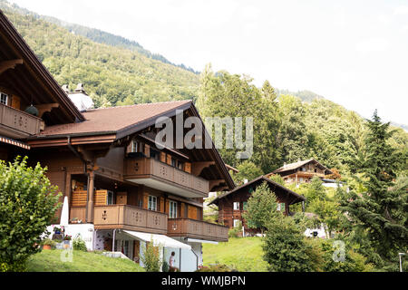 Die traditionelle Architektur der Häuser, die den Rothorn Berg über der Stadt Brienz, Schweiz, im Berner Oberland. Stockfoto