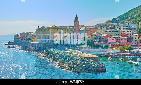 Panoramablick auf Meer mit Gebäuden, die durch das Meer in Genua Nervi, Italien Stockfoto