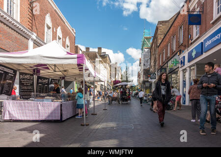 Blick auf den Peascod Street in Richtung Schloss Windsor mit Straße Marktstände und Shopper. Stockfoto