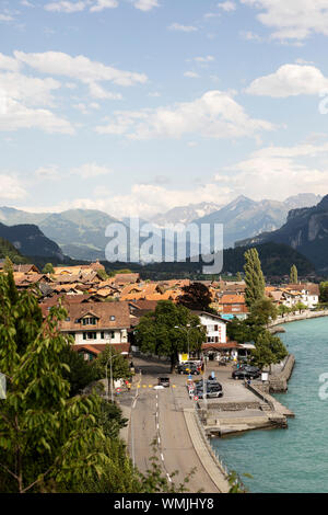 Ein Sommertag in der Stadt von Brienz, Schweiz, auf den Brienzersee in den Schweizer Alpen, im Berner Oberland. Stockfoto