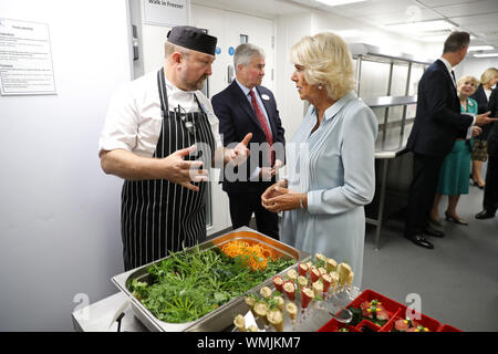 Die Herzogin von Cornwall trifft die Mitglieder des Personals, wie sie in der neu renovierten Speisesaal, Küche und Aufenthaltsraum Konferenzraum bei Sieg Services Club in London. Stockfoto