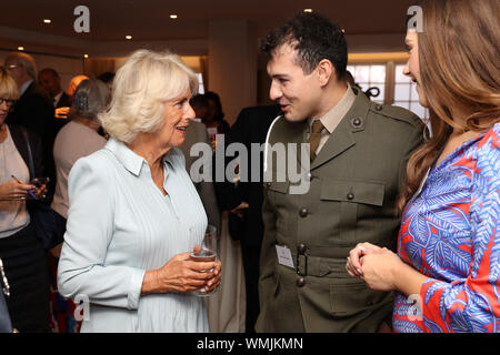 Die Herzogin von Cornwall trifft die Mitglieder des Personals, wie sie in der neu renovierten Speisesaal, Küche und Aufenthaltsraum Konferenzraum bei Sieg Services Club in London. Stockfoto