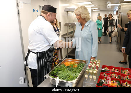 Die Herzogin von Cornwall trifft die Mitglieder des Personals, wie sie in der neu renovierten Speisesaal, Küche und Aufenthaltsraum Konferenzraum bei Sieg Services Club in London. PA-Foto. Bild Datum: Donnerstag, 5. September 2019. Siehe PA Geschichte ROYAL Camilla. Photo Credit: Chris Jackson/PA-Kabel Stockfoto