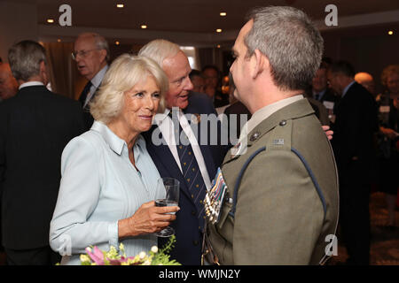 Die Herzogin von Cornwall trifft die Mitglieder des Personals, wie sie in der neu renovierten Speisesaal, Küche und Aufenthaltsraum Konferenzraum bei Sieg Services Club in London. PA-Foto. Bild Datum: Donnerstag, 5. September 2019. Siehe PA Geschichte ROYAL Camilla. Photo Credit: Chris Jackson/PA-Kabel Stockfoto