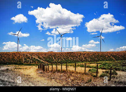 Windkraftanlagen im Land vor schöne Wolken Stockfoto