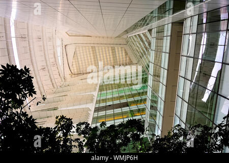 Singapur - 22. Juni 2019: Futuristische abstrakte Decke und Wand der modernen Nationalbibliothek Singapur mit starken architektonischen Detail Stockfoto