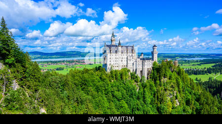 Schloss Neuschwanstein in der schönen Berglandschaft der Alpen - Im Hintergrund sieht man den Forggensee - in der Nähe von Füssen, Bayern, Deutschland Stockfoto