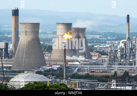 Gas flare brennenden Stapel an der Raffinerie Grangemouth, Schottland Stockfoto