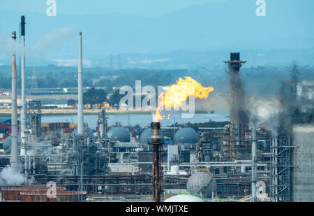 Gas flare brennenden Stapel an der Raffinerie Grangemouth, Schottland Stockfoto