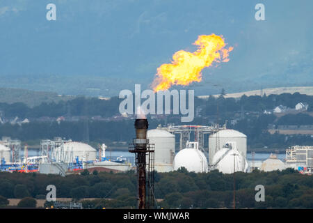 Gas flare brennenden Stapel an der Raffinerie Grangemouth, Schottland Stockfoto