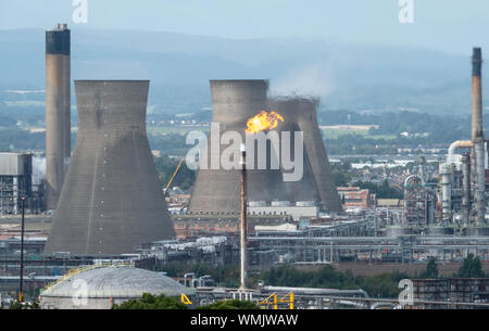 Gas flare brennenden Stapel an der Raffinerie Grangemouth, Schottland Stockfoto