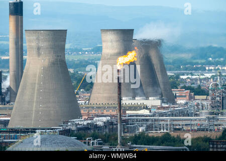 Gas flare brennenden Stapel an der Raffinerie Grangemouth, Schottland Stockfoto