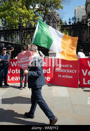 London, Großbritannien. 4. September 2019. Anti-Brexit Supporter mit der irischen Flagge, führt eine Gruppe von Demonstranten Brexit hinter großen Bretter vor den Häusern des Parlaments in London. Credit: Joe Kuis/Alamy Nachrichten Stockfoto