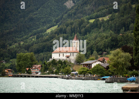 Die Stadt von Brienz, Schweiz, am Ufer des Brienzersees, im Berner Oberland, mit der Reform der Evangelischen Kirche. Stockfoto