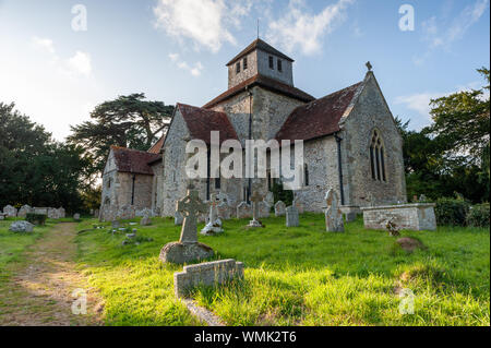 Mit Ursprung im 11. Jahrhundert, die Angelsächsische Kirche von St Mary's, Breamore, Hampshire, England, UK und die umliegenden Friedhof. Stockfoto