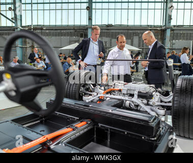 04. September 2019, Brandenburg, Neuhardenberg: Das Chassis mit der elektrischen Antriebe der Porsche Taycan wird bei der Weltpremiere der Automobilkonzerne in einer Halle gezeigt am Flughafen in Neuhardenberg. Am 04. September 2019, das erste rein elektrische Modell aus Stuttgart-Zuffenhausen seine Weltpremiere gleichzeitig auf drei Kontinenten feiern. Am Ende des Jahres geliefert werden, in den USA wird den Anfang machen. Die Erwartungen sind hoch. Porsche, wie die Branche als Ganzes, wurde für die diesel Skandal und die Debatte um Fahrverbote kritisiert und ist mit sk gesehen Stockfoto