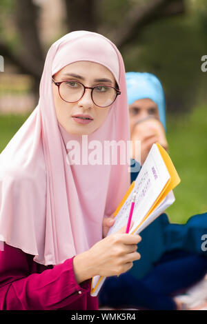 Weibliche muslimische Studenten tragen helle hijabs zusammen studieren Stockfoto