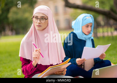 Muslimische Schüler Brille studieren mit Freund Stockfoto